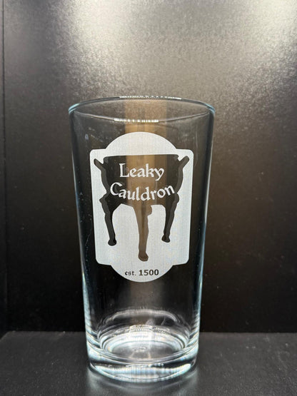 Leaky Cauldron - Pub Sign - Harry Potter - Engraved Pint Glass - Presentation Box