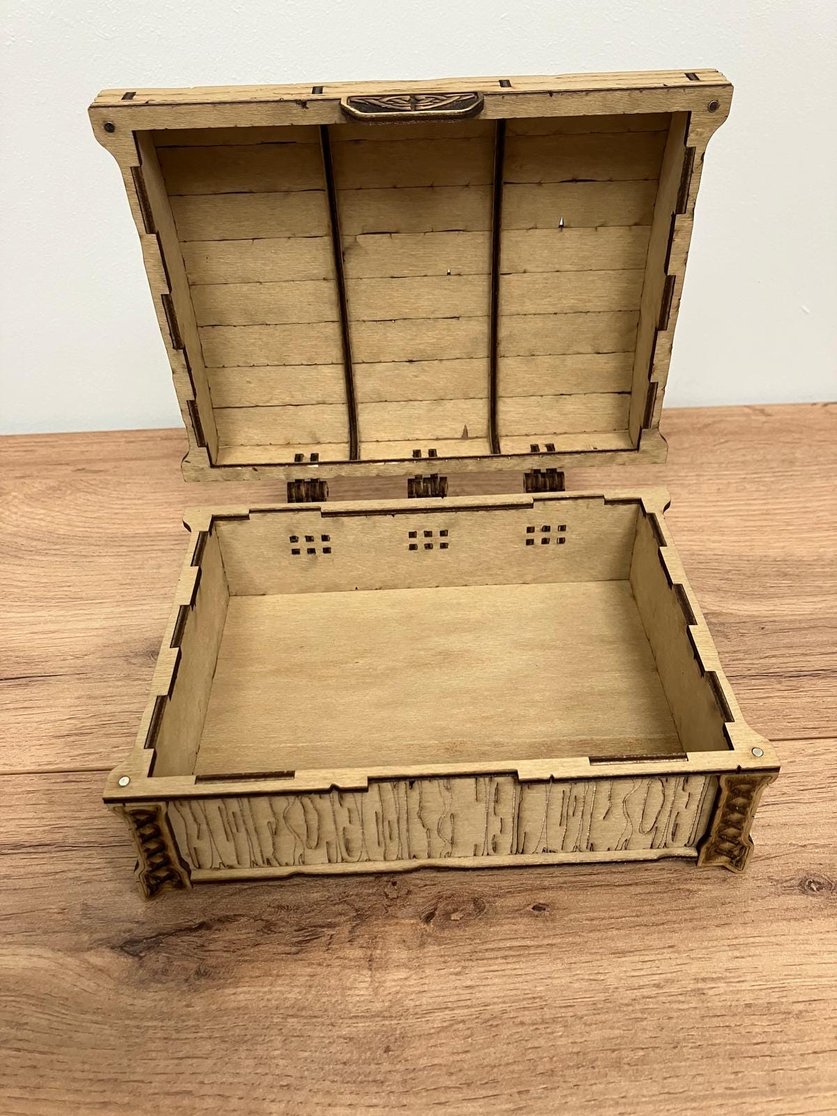 Wooden Chest Box with integrated hinge